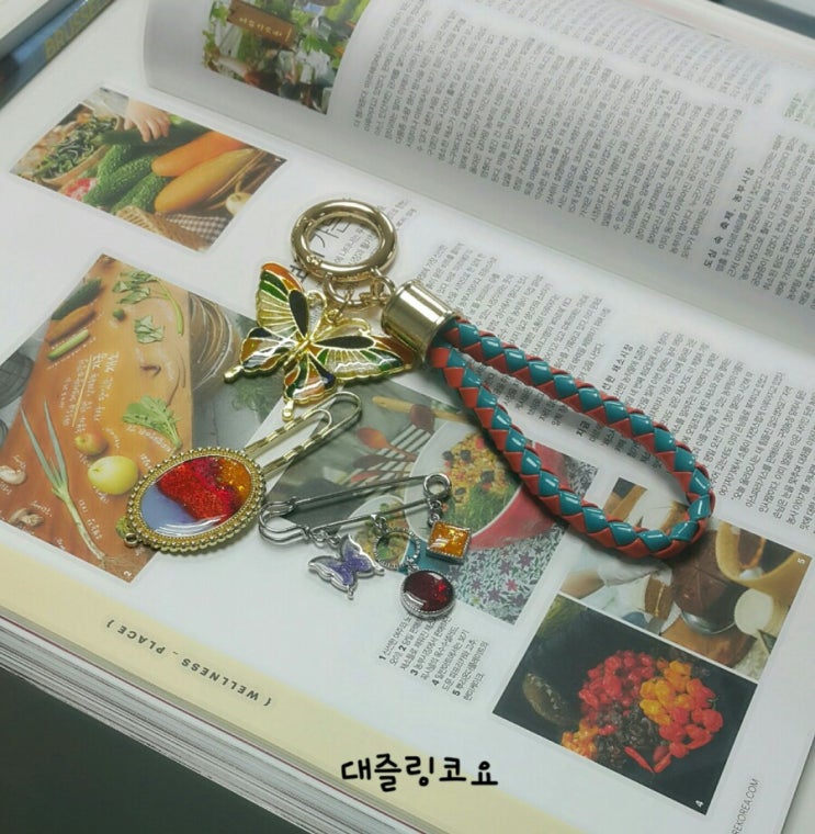  레진공예로 만드는 가을 가을한 멋쟁이 나비 키링과 독서의 계절에 어울리는 가을풍경 책갈피예요.