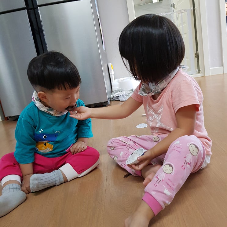  과자 먹여주는 이쁜 누나~!!