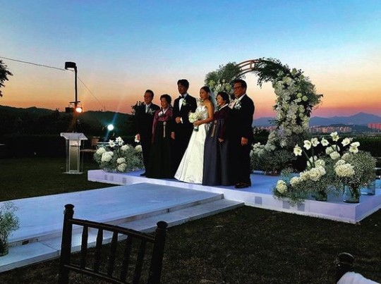 지드래곤, 누나 권다미-김민준 결혼식 사진 공개…“10월의 신부”