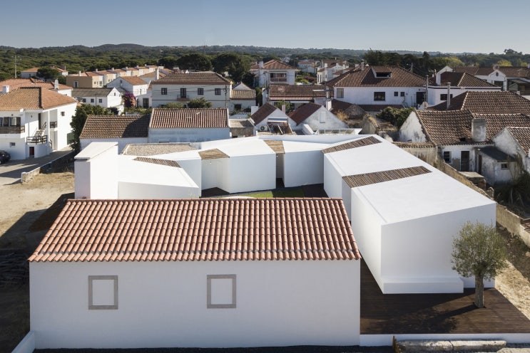 폐가옥을 되살려 지은, 중정형 게스트하우스, Patio do Meco House by Fábio Ferreira Neves