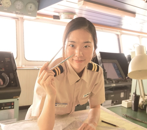  [실리를 선택하여 망망대해로 떠난 저자가 기특하다. 용기 있고 성실하지만 유머 감각은 조큼... 후일 사람 싣는 배를 운행하게 되면 다시 만나자] 나는 스물일곱, 2등 항해사입니다