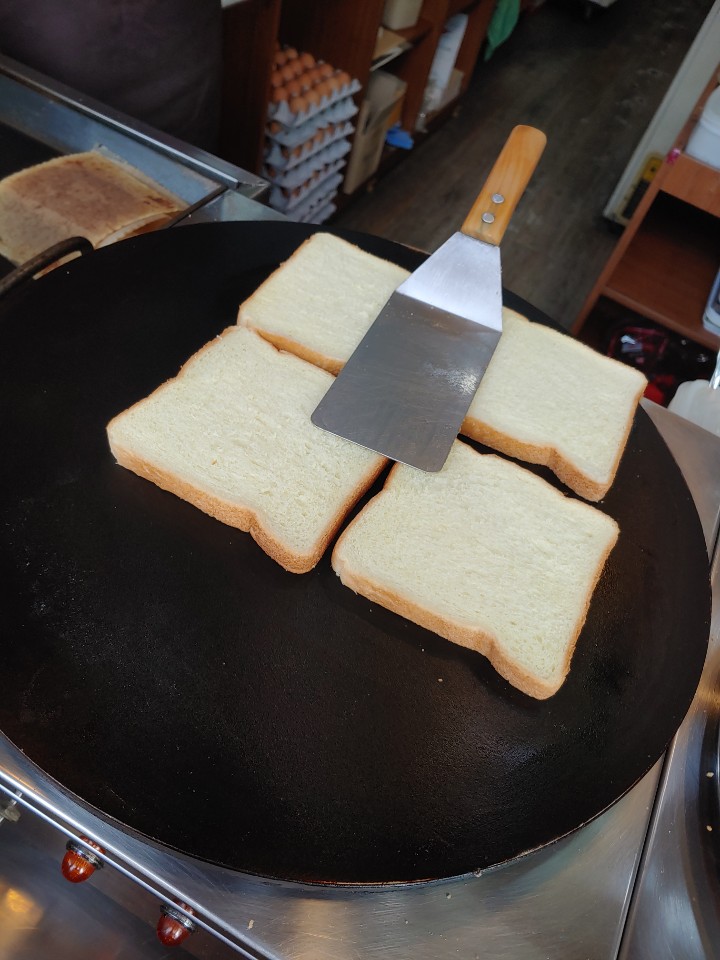  토스트는 버터를 녹여서 굽고 잼만발라도 맛있는듯해요 