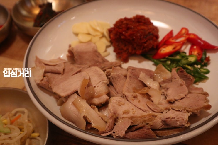  서울역 밥집 공일부엌 : 백김치에 싸먹는 수육, 대창깍뚝이치즈볶음밥