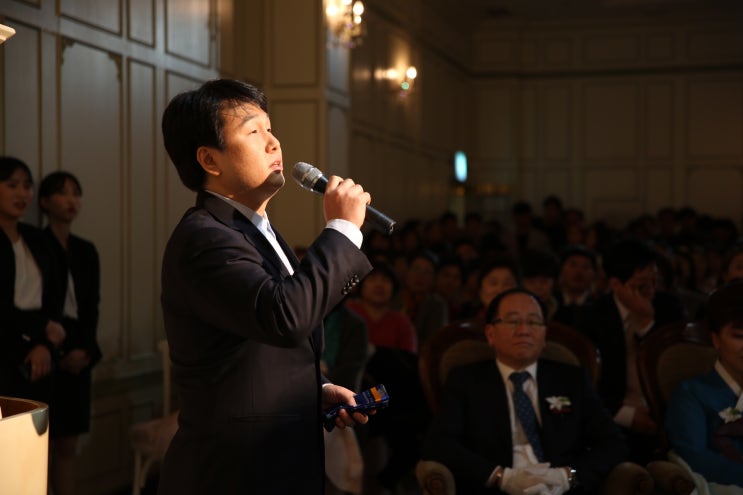  원장님이 결혼 축가를 해주셨어요.