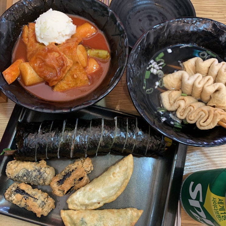  강남 신논현 떡볶이 맛집 ::  덕자네 방앗간 / 수요미식회에 나온 떡볶이, 직접 뽑은 두꺼운 가래떡 진한 양념