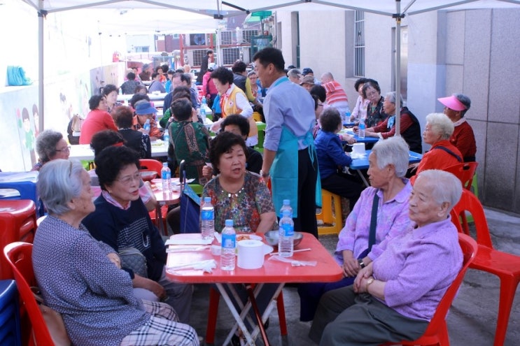  <이래서 따뜻한 세상> 이재현 동선동적십자봉사회장 / 지역어르신에 삼계탕 300인분 대접