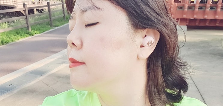  예쁜 핑크 무선이어폰 수디오 내 귀에 철썩