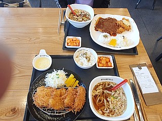  언제나 맛있는 영원한 돈까스집, 바삭한 식감이 좋은 홍익돈까스.