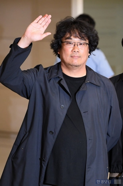  봉준호 감독의 <기생충> 북미 전석 매진, 역대급 오프닝 스코어 기록! "오스카는 로컬" 사이다 발언까지! 해외 폭발적인 반응 살펴보자
