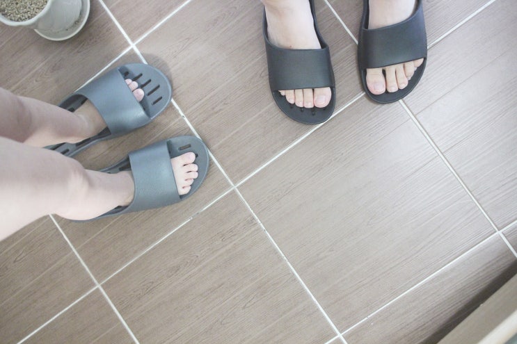  욕실슬리퍼 물빠짐 좋은 이태리 디자인 디어커스 남녀 착용컷