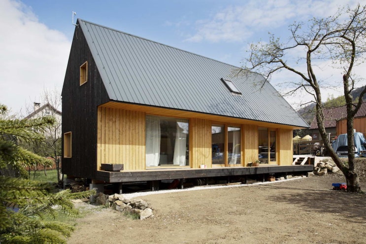 툇마루 있는 인입 처마 박공지붕 모던 농가주택 짓기 건축