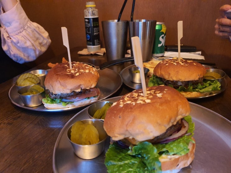 [경복궁역 맛집] '버거 드 조선(buger de josen)' 한옥분위기와 햄버거의 만남! 수제버거 맛집!