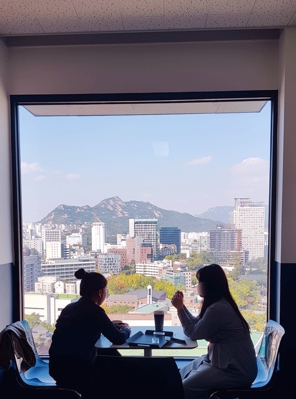  탁 트인 도심 뷰를 볼 수 있는 시청역 카페 '커피앤시가렛'