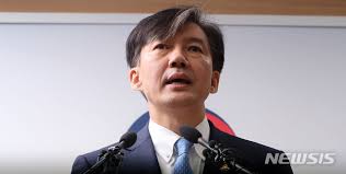  내 가슴에, 그리고 우리 모두의 가슴에 얹힌 납덩이들의 무게와 그의 가슴에 얹혔을 납덩이의 무게를 생각하며