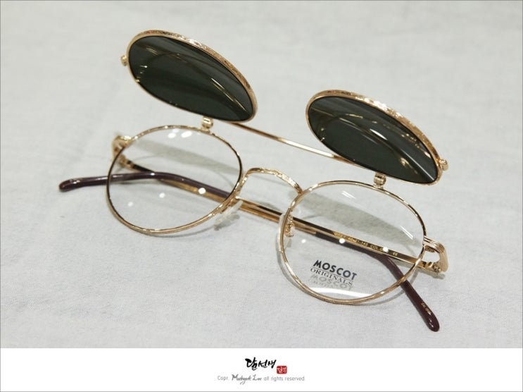  모스콧 드레이, 플립 선글라스 열려라 참깨!