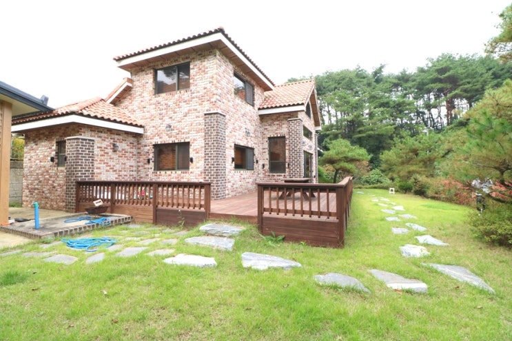  천안광덕전원주택매매로 숲속에 위치한 조용한 전원주택입니다.