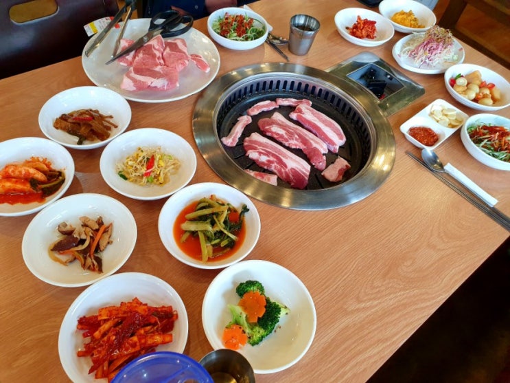  유성 삼겹살 / 정갈하고 맛깔스런 반찬이 가득한 신흥 정육 식당