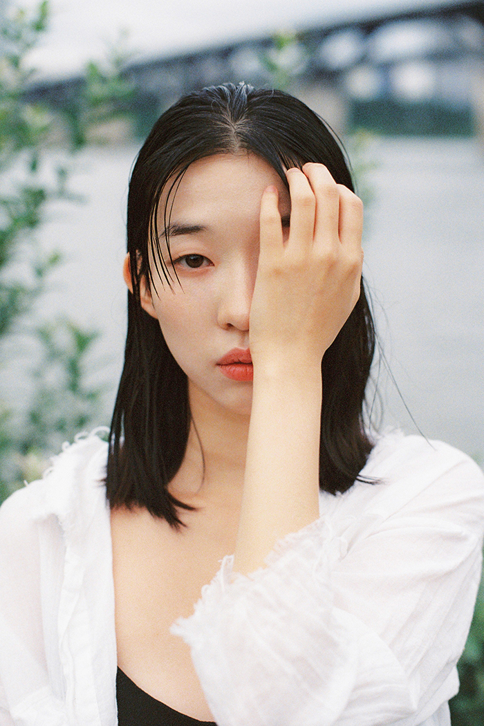 거리를 산책하며 필름카메라로 촬영한 개인화보