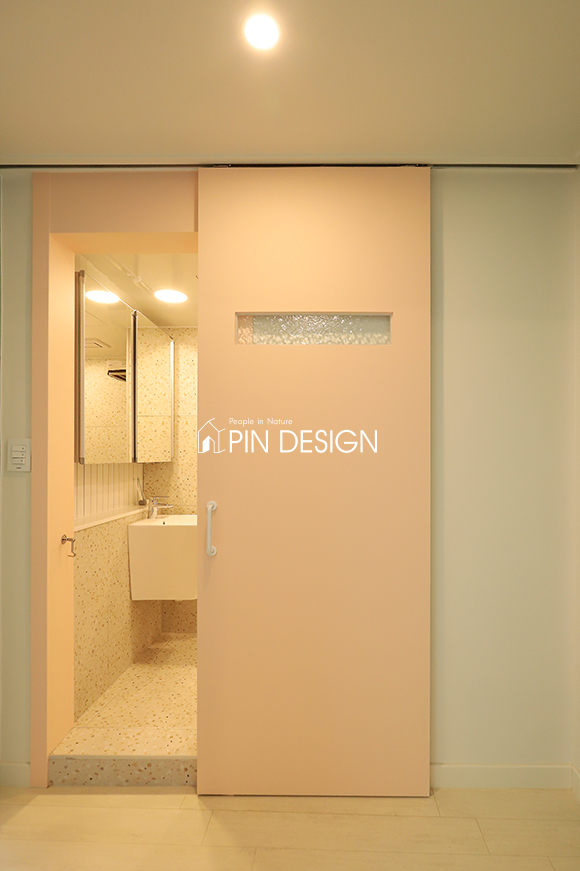 올해의 트렌드 컬러, 페일 핑크로 산뜻하게 디자인한 목동아파트 3단지 도어리폼인테리어 : : 핀디자인