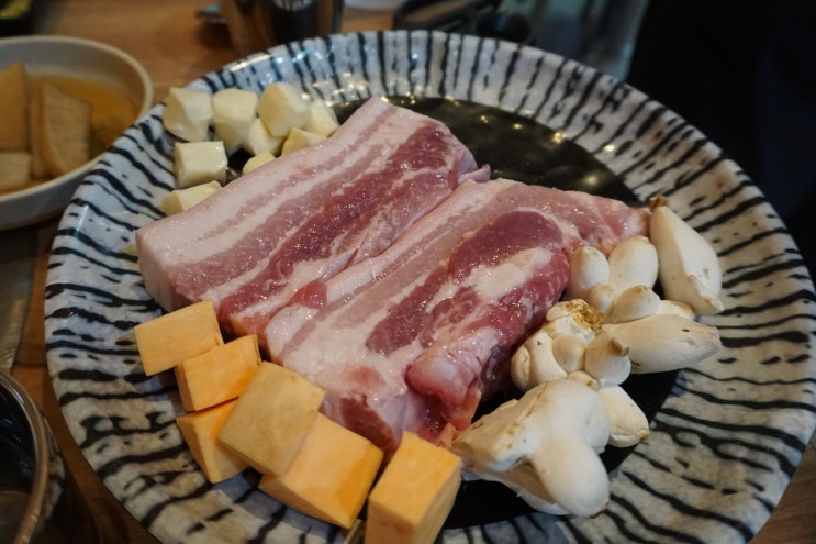  부천중동삼겹살 자꾸 생각나는 돼지고기 맛집 [ 육가공장 중동점 ]