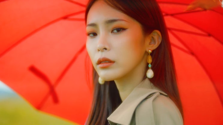 떨어지는 낙엽까지도 뮤직비디오 헤이즈 런닝맨 구구단 미나 나인(NAIN) 코트 자켓 패션