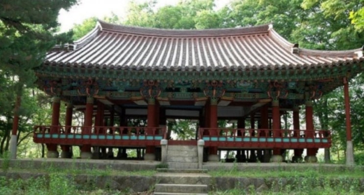 왕궁리저수지 수문 옆에 위치하는 익산시 함벽정