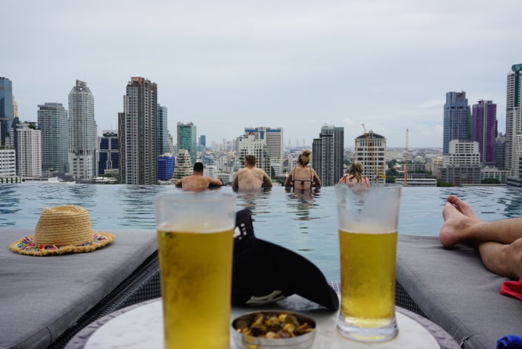 방콕 루프탑 인피티니풀 수영장에서 맥주 마시면서 지상낙원 즐기기 (캬~)