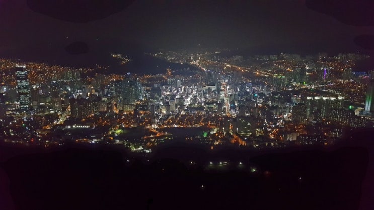  김언수 장편 소설 뜨거운 피! 고상한 문장 대신 날것들의 비루한 욕망의 서사가 꿈틀거리는 재미있는 소설.