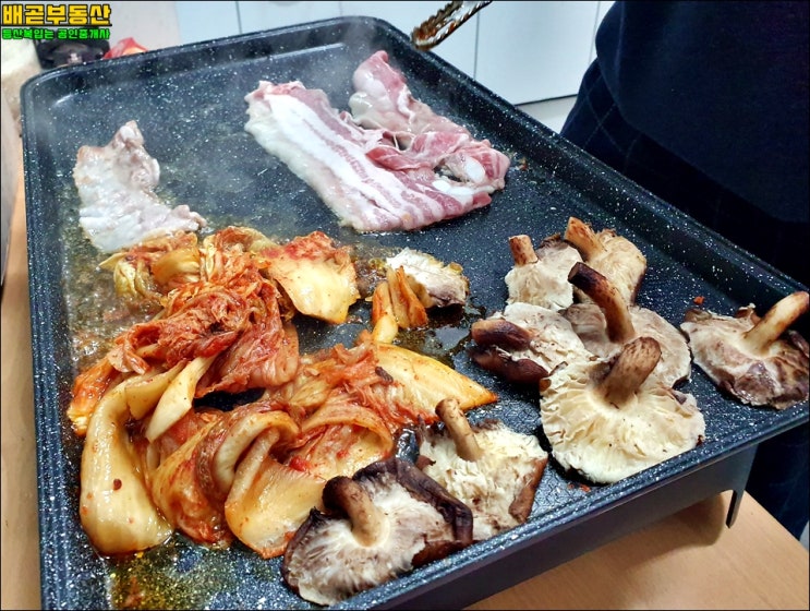  꽃게오뎅탕에 부산에서 공수한 꽃대패삼겹살에 와인한잔