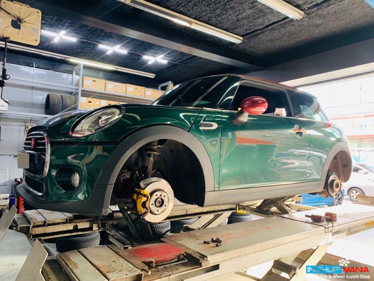 MINI 미니쿠퍼S 3세대 차량 16인치 금호 마제스티9 SOLUS TA91 195/55R16 사계절타이어 올시즌타이어 교체 작업