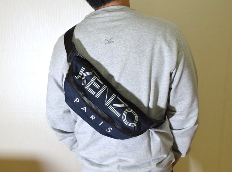  겐조 로고 레터링 벨트백 힙색 다크 네이비 남녀 공용 KENZO