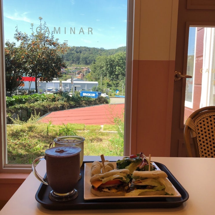  청주 외곽 카페, 카미나르332