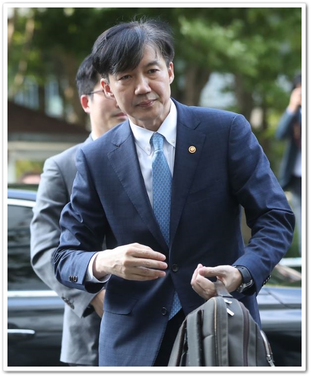  "조국 사퇴 결정적 이유는 가족…정경심 교수 뇌경색 진단" - 임은정, '조국 사퇴' 일침…"죽을 때까지 찌르니 죽지"