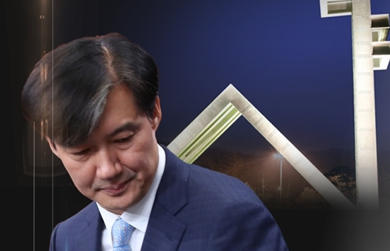  조국 사표 수리 20여분 만에 서울대 복직 신청...