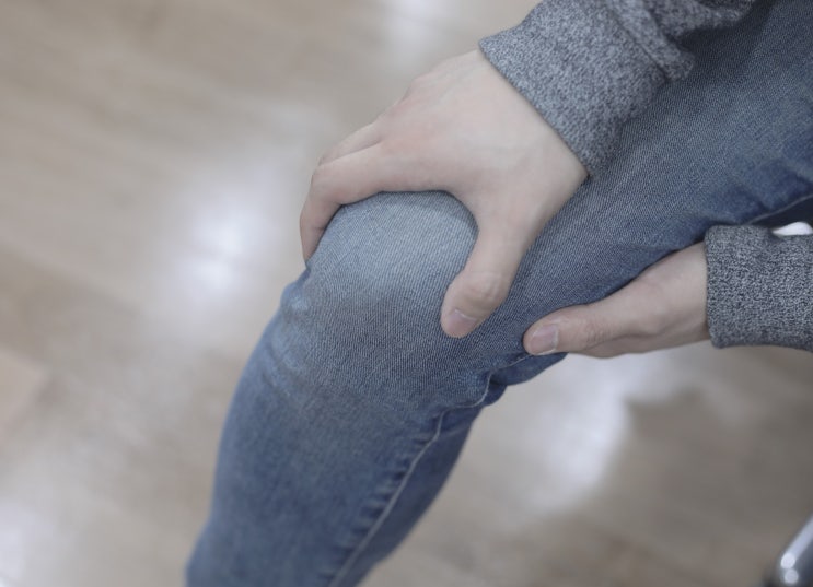  계단내려갈때 무릎통증 왜 나타날까요?