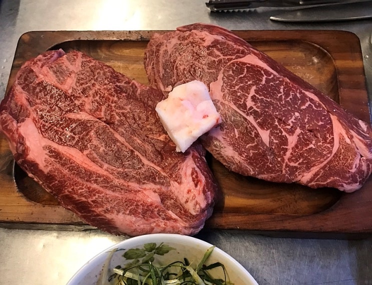  [강동구 성내동 둔촌동역 둔촌시장 내 한우숙성등심 끝내주는 맛집: 신흥정육식당] + 길동 2차술집 옛날통닭집 치맥 추천