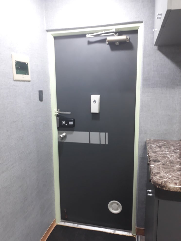  전주반월동대창하이빌 출입문직접 시트지시공