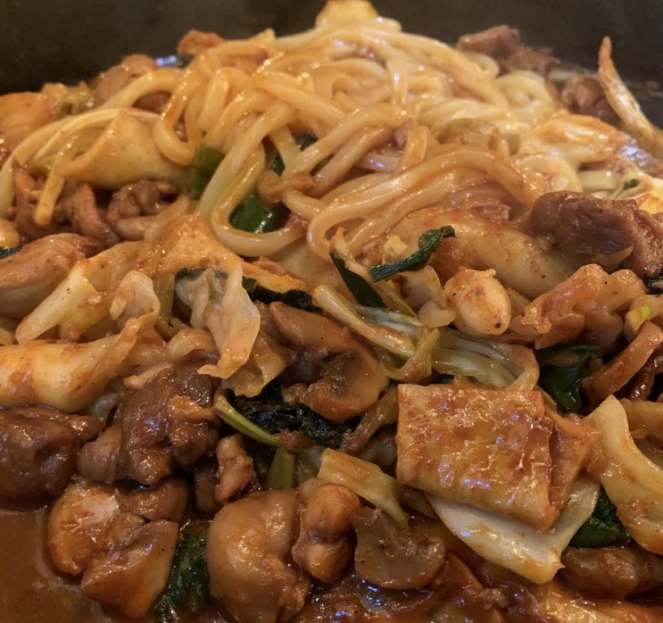  강남 “백철판0410”에서 매운철판닭갈비 먹고 왔어요 !