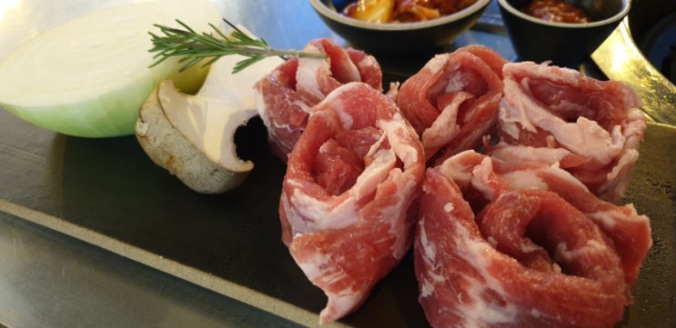  야당역 맛집 숙성된 프리미엄 고기 육회품은돼지 남다르네요