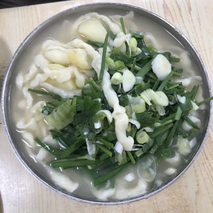  [구리 교문동 유명한 손칼국수 전문 잉꼬칼국수: 김치 널 너무 쉽게 봤어] 진한 닭육수 & 푸짐한 양