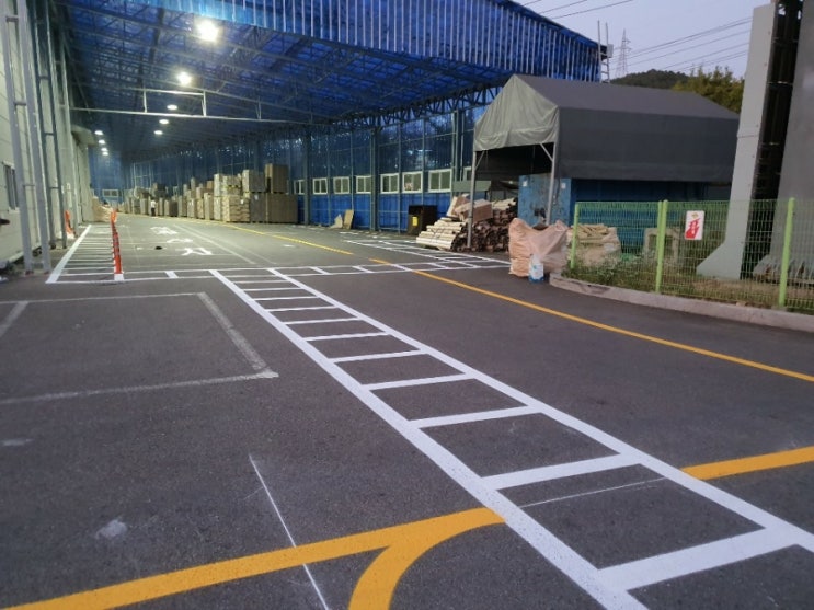  경기도 안산시 단원구 성곡동603-1신안포장산업 공장내 차선도색,주차장도색, 보행자통로도색,지게차라인도색작업