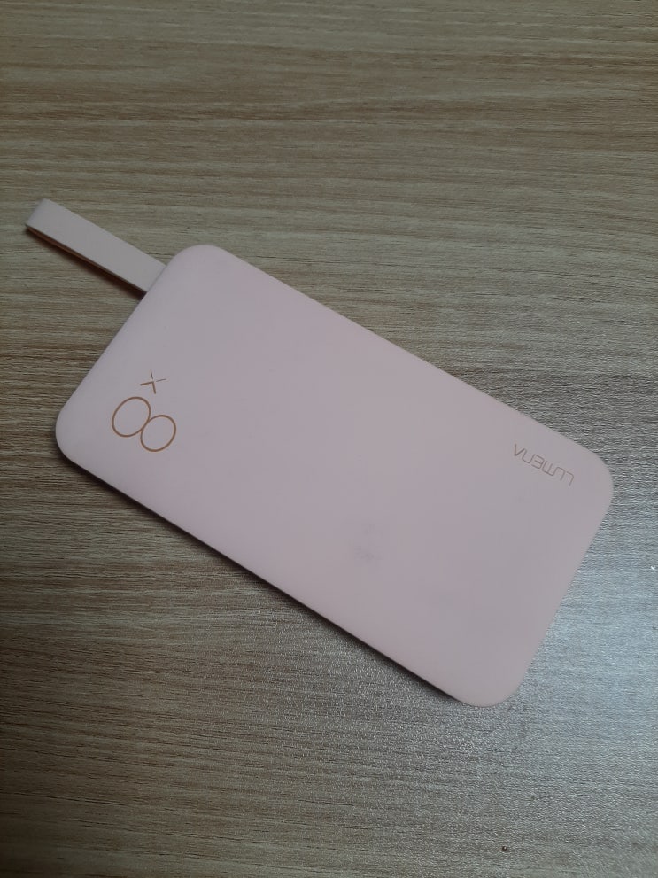 연한 핑크색이 깔끔한 "오난코리아 루메나 N9 보조배터리"