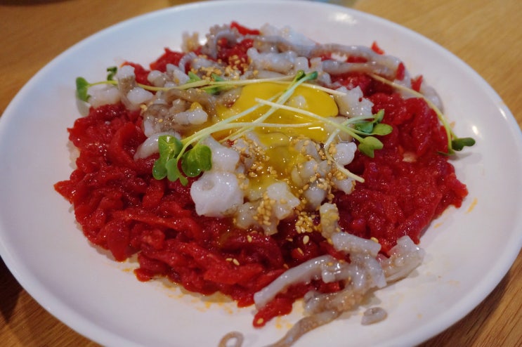 광장시장 육회 맛집 통큰누이네 (예전 순희네 빈대떡)  육회탕탕이 + 녹두빈대떡 + 고기완자 + 마약김밥