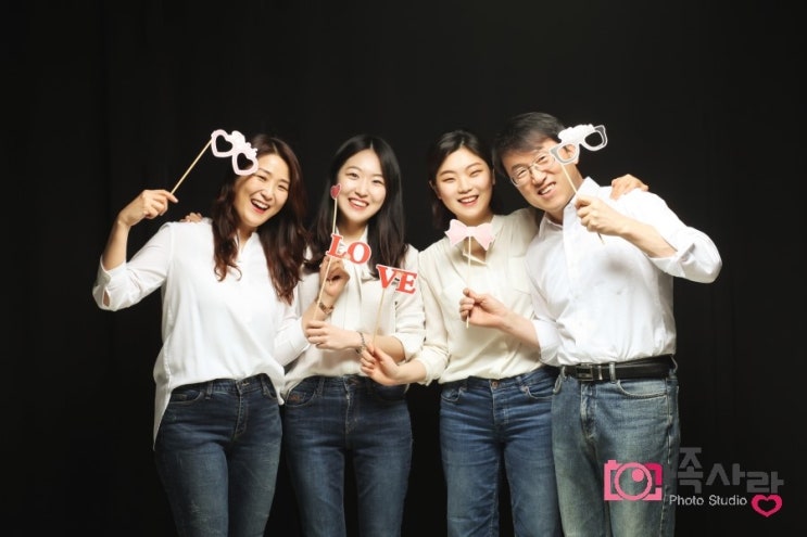  안산스튜디오에서 가족사진 자연스럽고 예쁘게 찰칵!