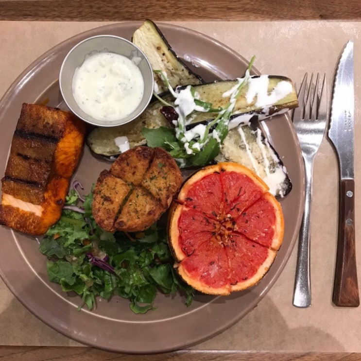 [강남역맛집] 피그인더가든 추천 :: 샐러드 집인데 정원안에 돼지인 이유(그릴 연어 스테이크, 크리스피 포크밸리)