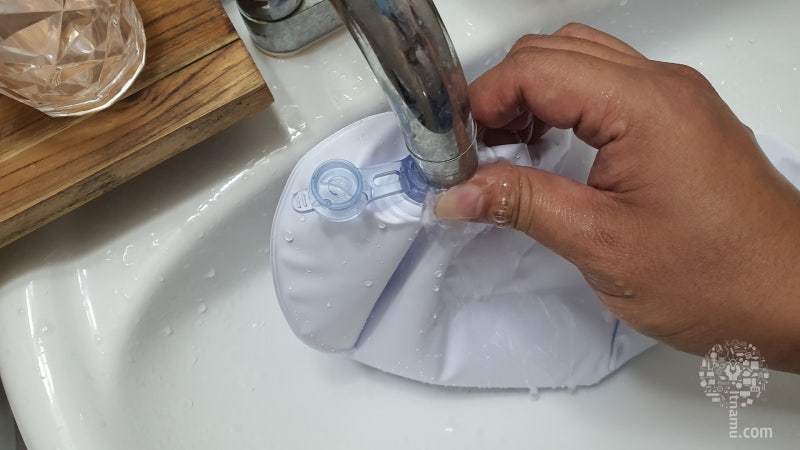 이상자냐 on X: 이런것도 있네. 비상시에 욕조에 물 받아놓고 욕조위에 커버처럼 씌워서 물탱크처럼 쓰게 만들어주는 제품.   / X
