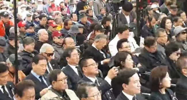 조원진, <b>김진태</b>, 홍문종, <b>나경원</b>, 전희경 의원 등도 함께... 