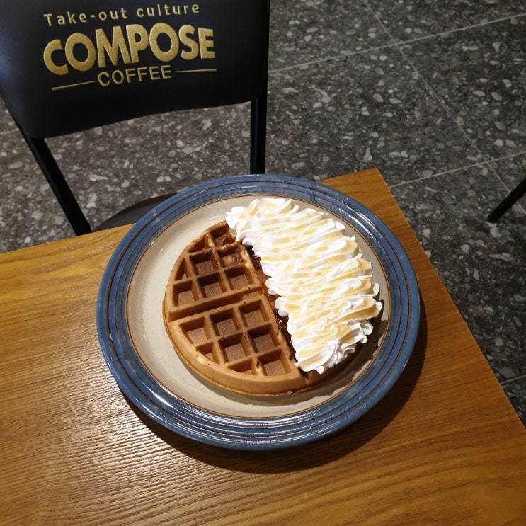  자양동 컴포즈커피에서  사과생크림 와플 먹었어요~~
