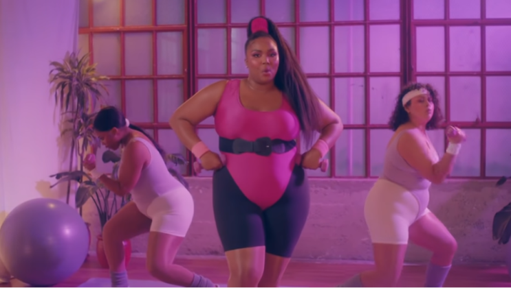  잘 봐라. 이건 속기 쉬운 가사다. Lizzo와 왜곡된 Body Positive