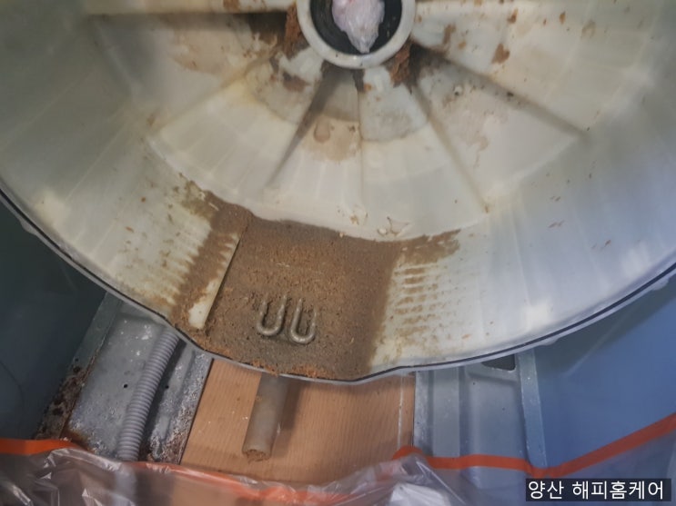  양산세탁기청소 이편한2차 드럼세탁기 세탁기속에 끼인 이물질때문에 청소하다